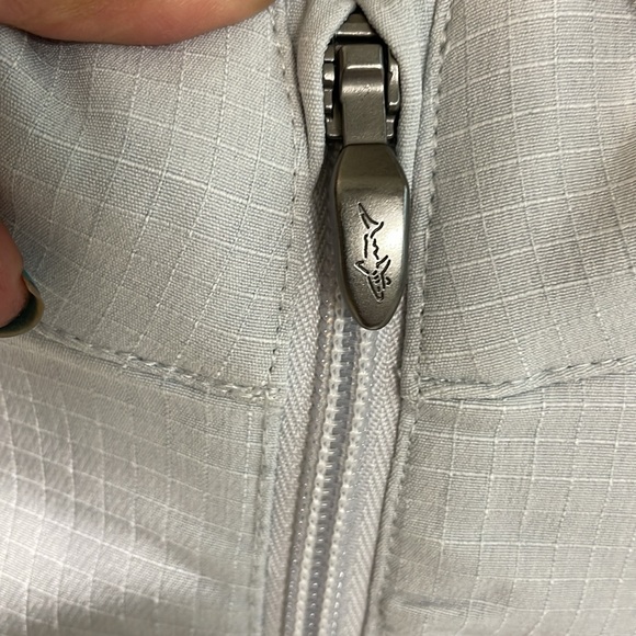 Golf Windbreaker. NEW w/out tags . Lined  and textured fabric . Size Large - Picture 3 of 11